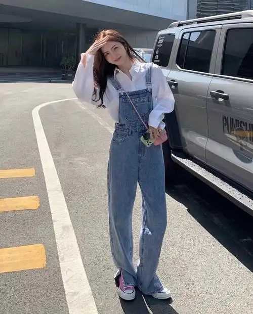 的背带裤搭配试试哦~16615元气休闲风t恤 背带裤怎么搭都不会出错