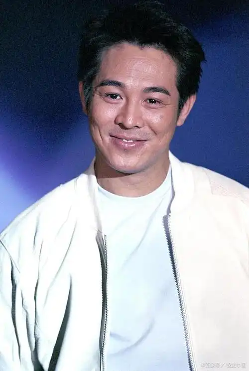 李连杰:从武林至尊到国籍之困,他的一生为何充满争议?