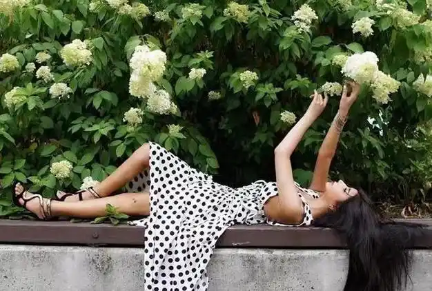 为了协调荷尔蒙水平,抑制男性特征的表现,河莉秀不得不长期服用雌激素