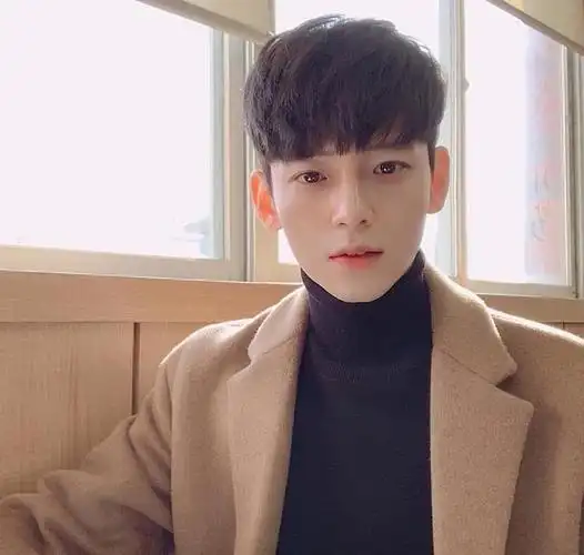 这个时候的男孩子,会开始注重自己的穿搭和发型