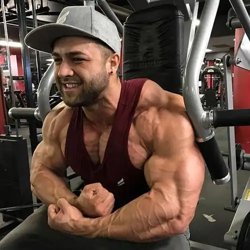 小伙18岁练到自然健身巅峰肌肉膨胀太快网友药用的太多了