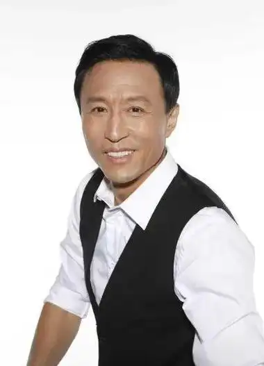 演员王洛勇:23岁娶丁宁,结婚40年无绯闻