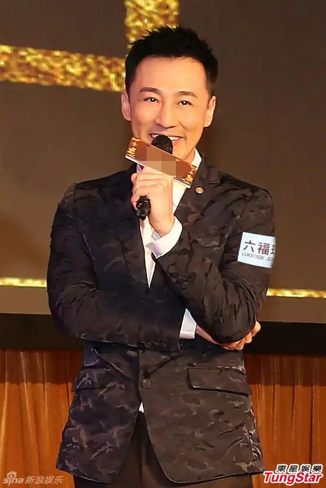 林峰西装帅气出席晚宴 亮相引起骚动