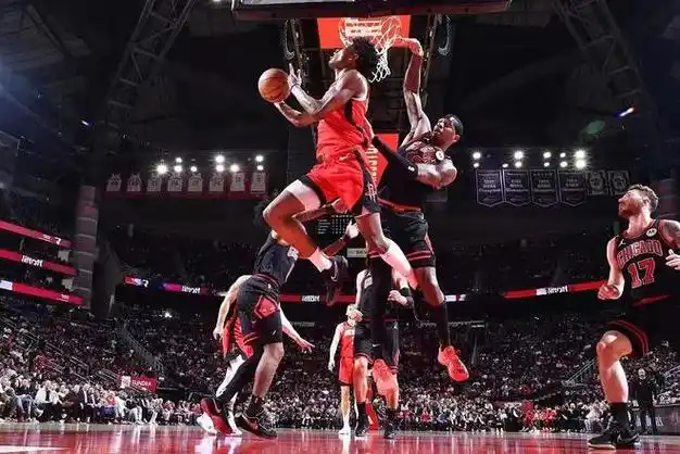 合砍46分助火箭7连胜!溢价合同变宝?豪掷2.6亿的四笔签约全赚了|公牛|