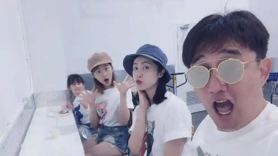 曝黄磊一家飞机上态度引争议,女儿多多与富婆起冲突引关注