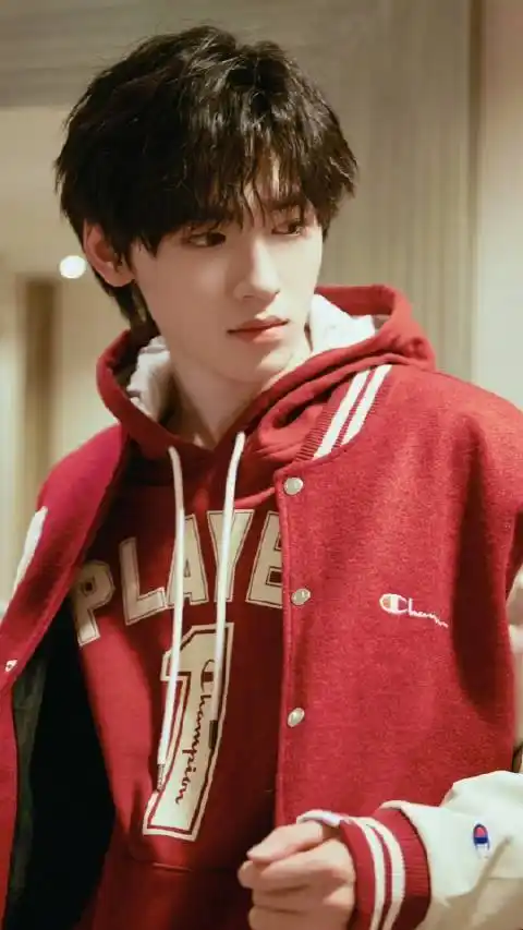 宋亚轩红色棒球服造型