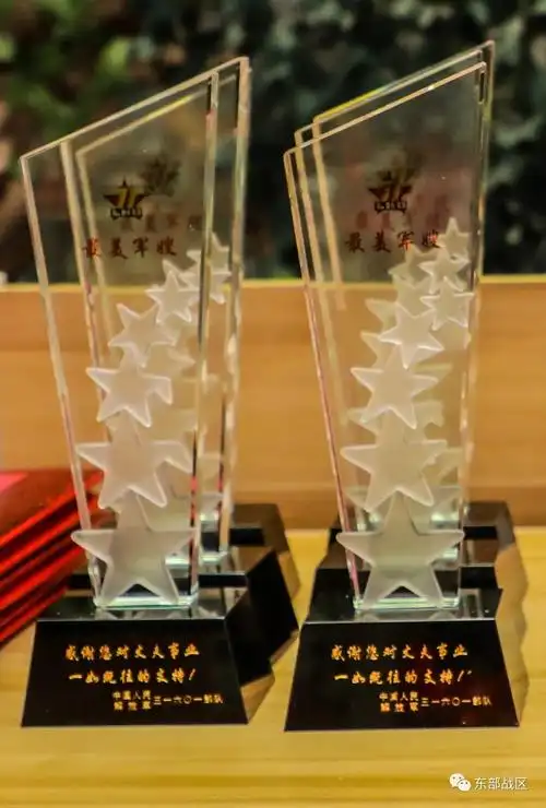 飞行员给自己的妻子献上"最美军嫂"奖杯