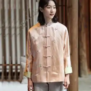 一字扣唐装女