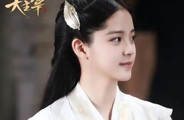 欧阳娜娜在《大主宰》中化身为洛神族的公主洛璃,演绎了一段传奇之旅