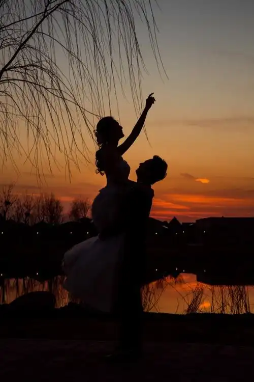 尊敬的亲朋好友,新郎季涵宇与新娘贾浩郑重的邀请您参加我们的婚礼