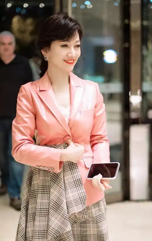 赵雅芝年过花甲还爱粉色穿拼接西装裙秀身材长一岁反而更甜美