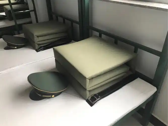 出门看队伍,进门看内务.高标准的内务要求是部队战斗力的最佳保证.