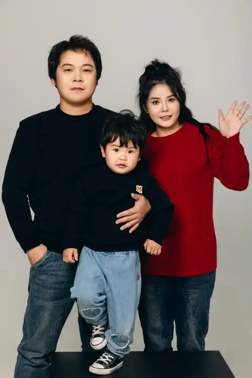 米粒全家福  真的爱了 06这组简约亲子照 好nice  这组亲子照感觉真