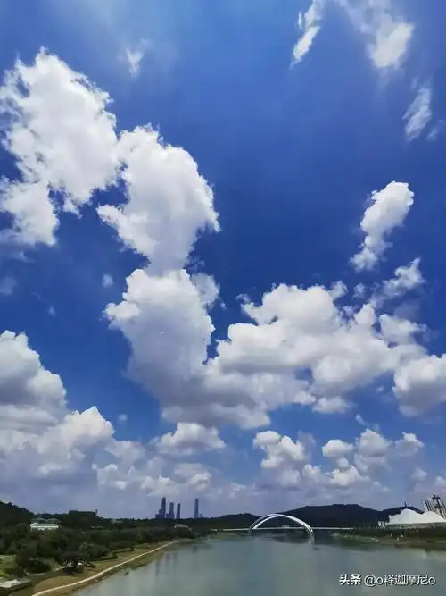 美丽的朵朵彩云追月景色花絮随拍!请欣赏!