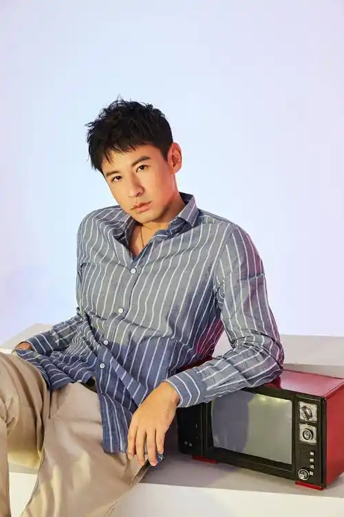 今日,@钱泳辰 曝光一组时尚写真.置身于复古光影之下的他……_休闲_长