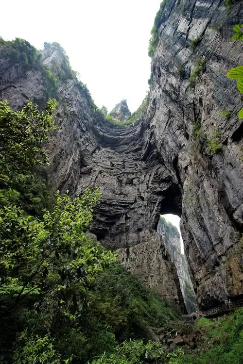 此地名"神鹰天坑",看那中间像鹰头,两边翅膀!