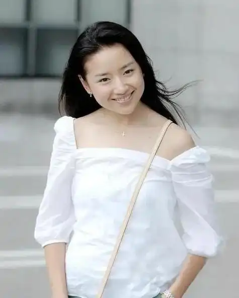 "毒蘑菇"董洁:婚内出轨还恶人先告状,如今用儿子拿捏潘粤明