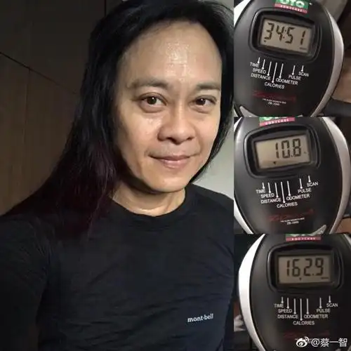 蔡一智在微博晒了一张照片,只见蔡一智亮了自己的右手拇指,站在一旁的