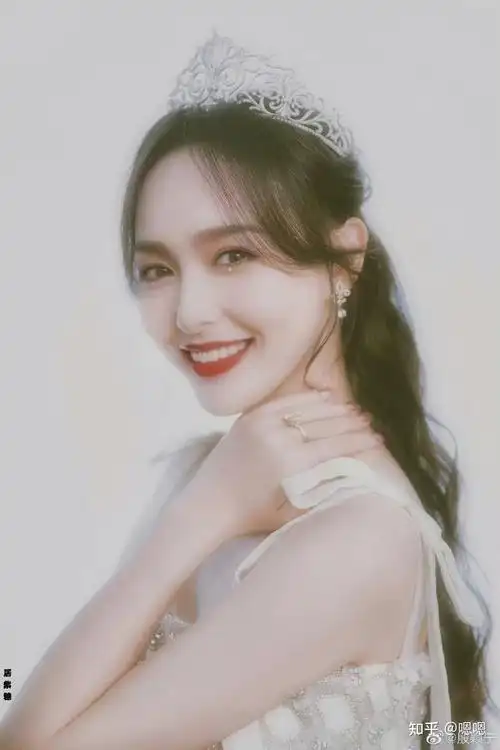 笑,抿嘴笑,唐嫣牙齿不好看,牙齿突,抿嘴笑,一个是让苹果肌凸起;另方面