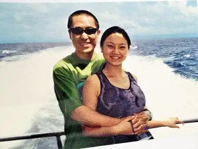 张艺谋(后)与妻子陈婷同游太湖照曝光.(取材自南都娱乐周刊)