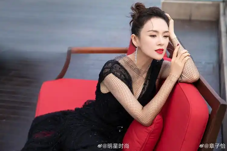 章子怡今日份的造型一袭身着深v薄纱礼服高贵大气
