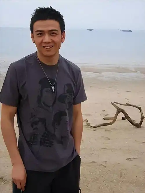 杨烁出生在一个普通的家庭,可就他个人来说.