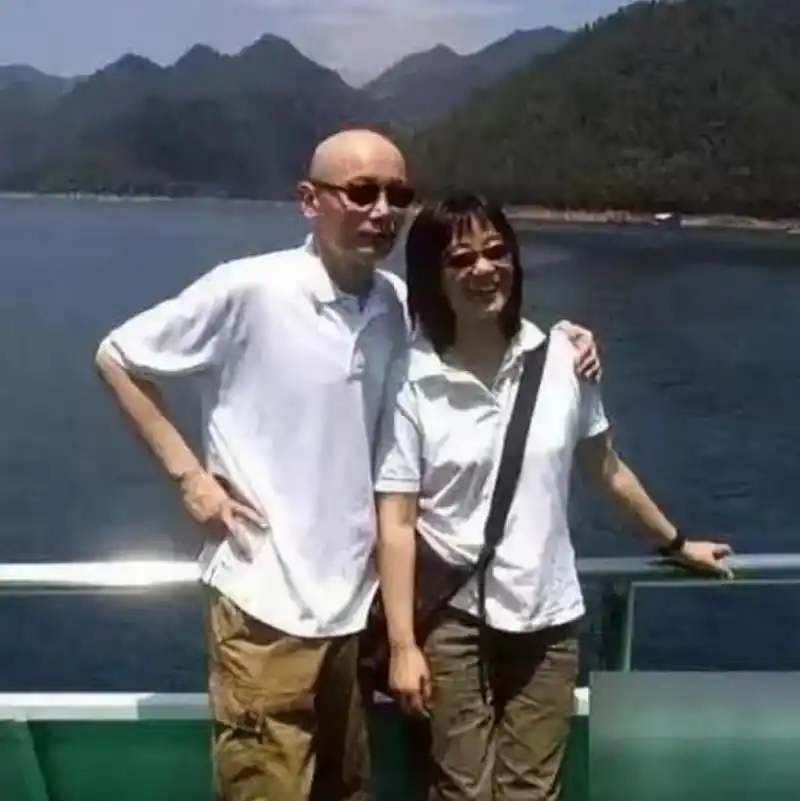 1995年,葛优在妻子贺聪的建议下,拿出350万,在北京三环买了四套170平