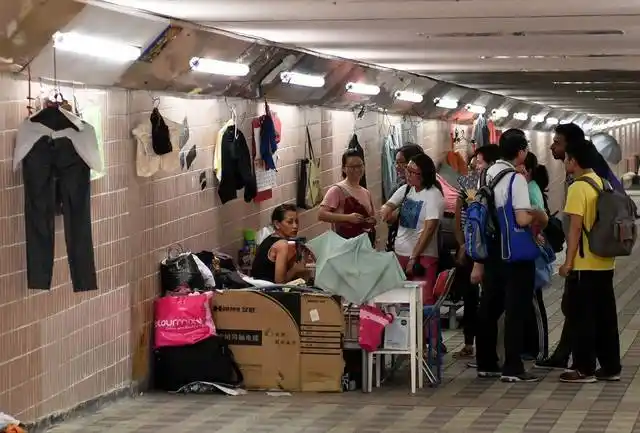 香港这个寸土寸金的地方,那些穷人,都蜗居在隧道里面!