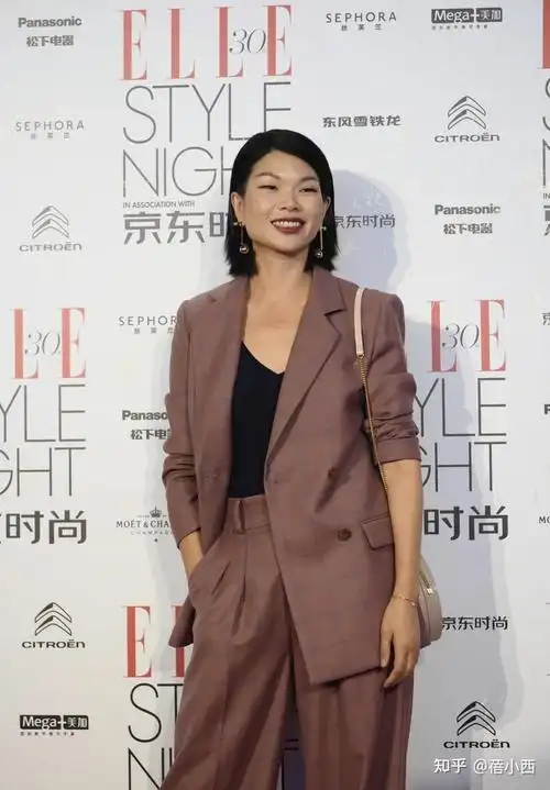 丑模吕燕真是逆袭的代表穿西装配阔腿裤干练大气很有派头