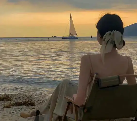 推荐女生背影头像【夏季长发女生背影头像图片】