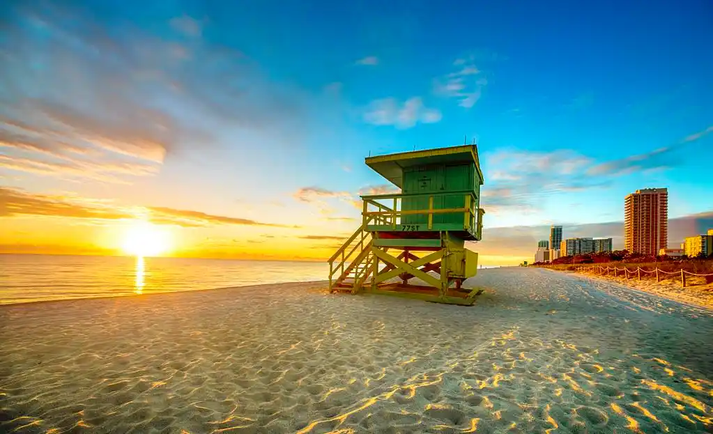 迈阿密南海滩日出与救生塔和海岸线七色的云彩和蓝蓝的天空