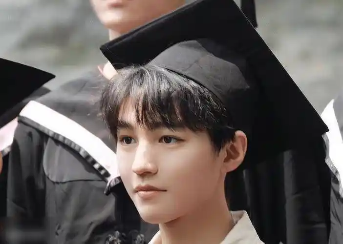 原创原创王俊凯真人长啥样回北电拍毕业照被偶遇生图状态看呆我了