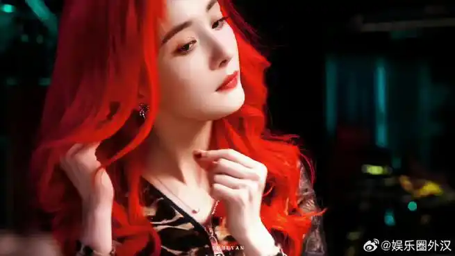 杨幂红发背影##发型师分享杨幂染发过程