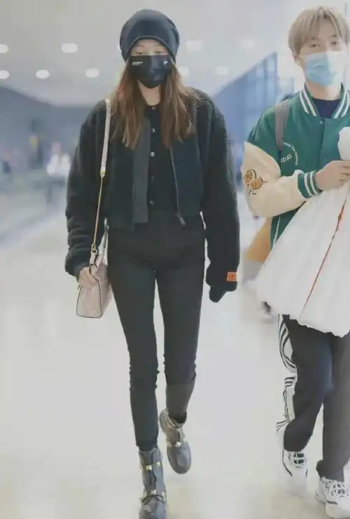 关晓彤黑色短款摇粒绒飞行夹克配瘦腿牛仔裤又美又飒