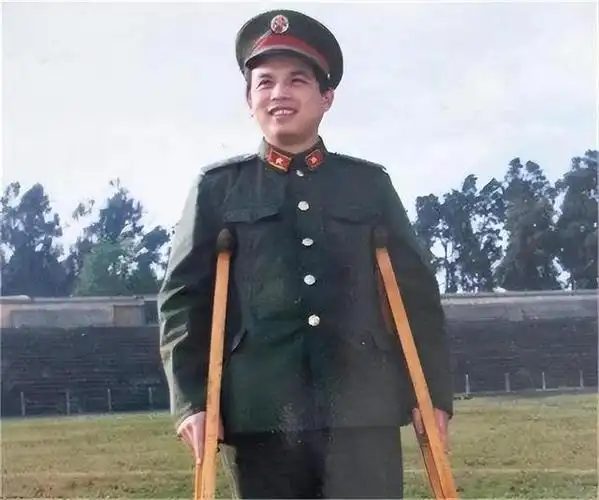 回顾独腿英雄徐良1987年登上春晚红极一时最后因谣言妻离子散