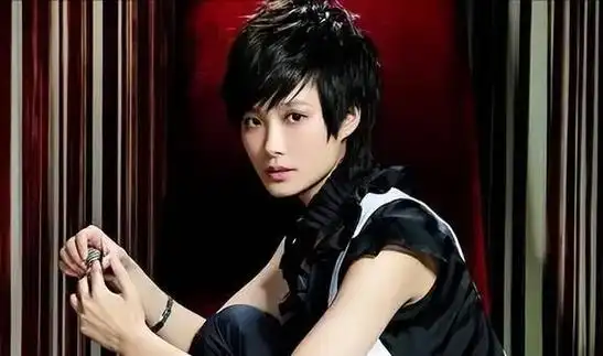 歌手李宇春:至今单身,曾自曝患有"不死癌症",她究竟图啥?