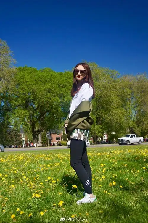 饰演小君的是陆子艺,当年的她才9岁,可是现在这么多年过去了,她已经长