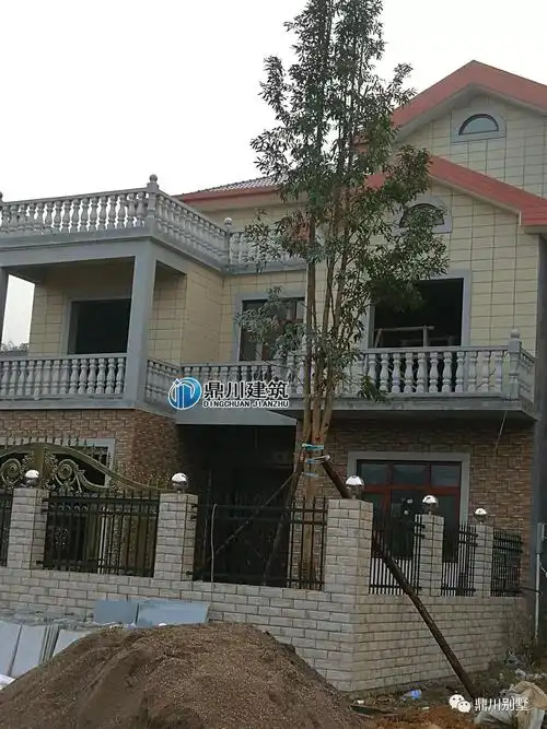 20万建三层带露台车库的农村别墅,外墙装饰超经典