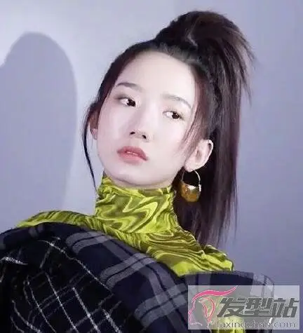 很适合扎这款超高马尾辫,露额设计展现出立体五官,发尾的层次感剪裁很
