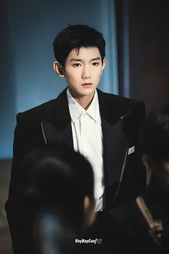 王源直角肩 昨晚黑色竖条纹西装超帅直角肩 侧颜杀,身姿气质超a