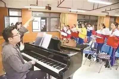 图为高至凡为厦门六中学生授课.