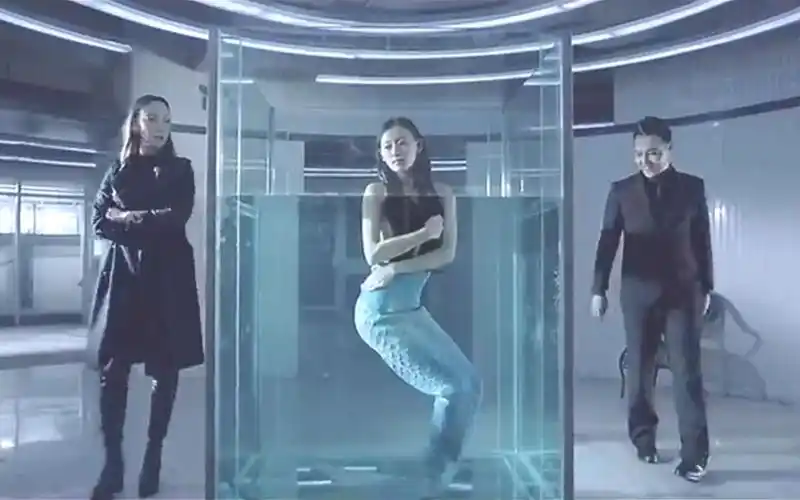 人类抓住一只美人鱼,本以为要用来做实验,没想到却是吃鱼肉!