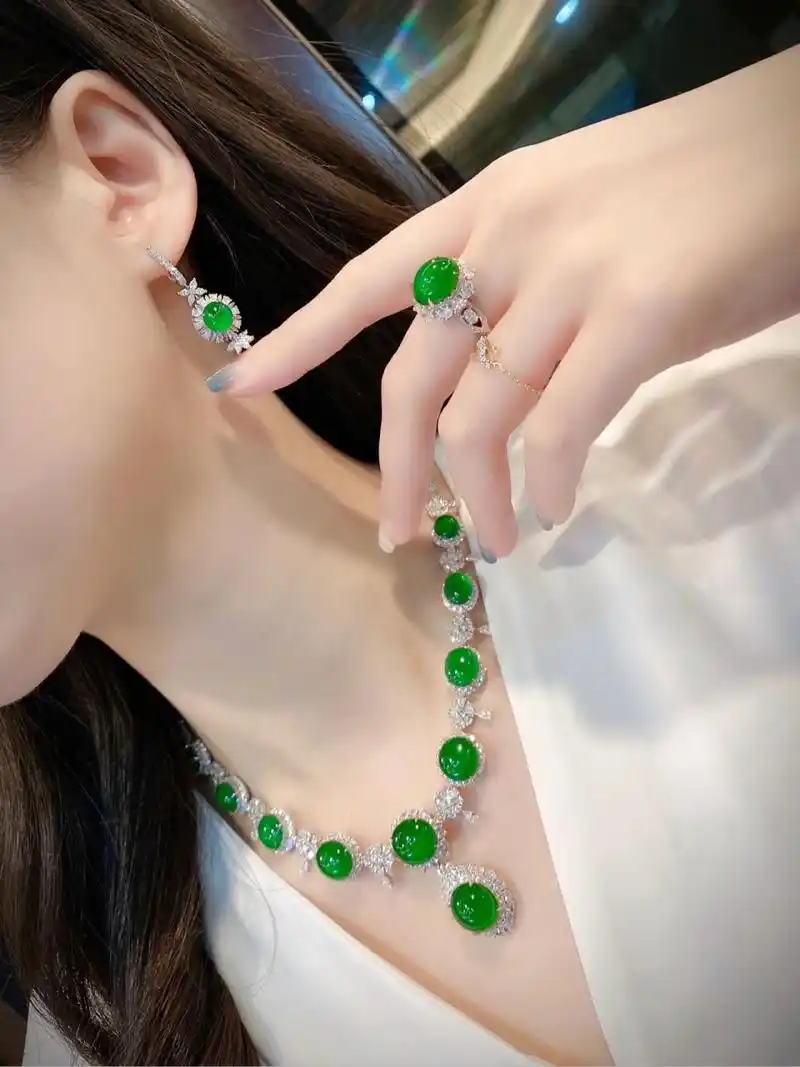 翡翠晚装链风景人事在路上,欢喜触动在心底!