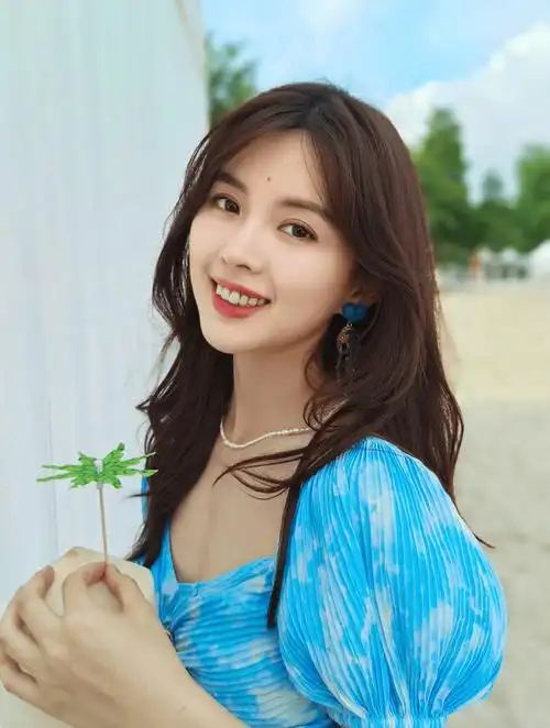 南昌大学校花钟恩淇海滩散步蓝色长裙迷人笑容如少女一般