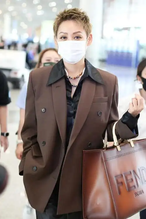 宁静时髦得不得了毛寸短发配帅气西装一把年纪气质大胆放得开