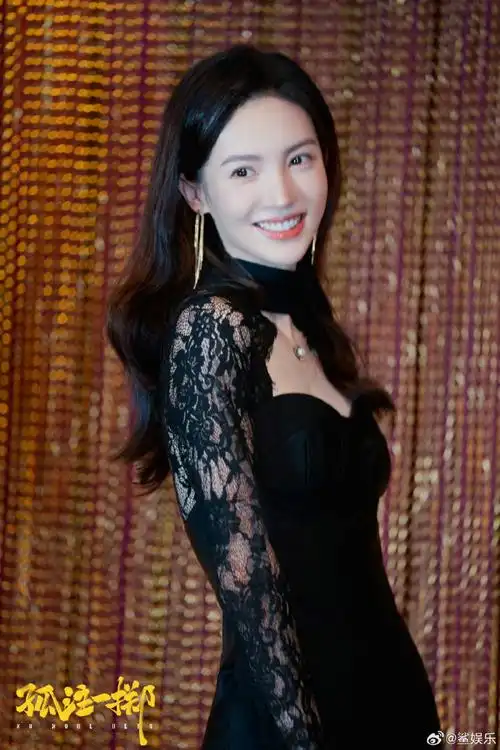 金晨孤注一掷破15亿剧照##张艺兴孤注一掷破15亿海报