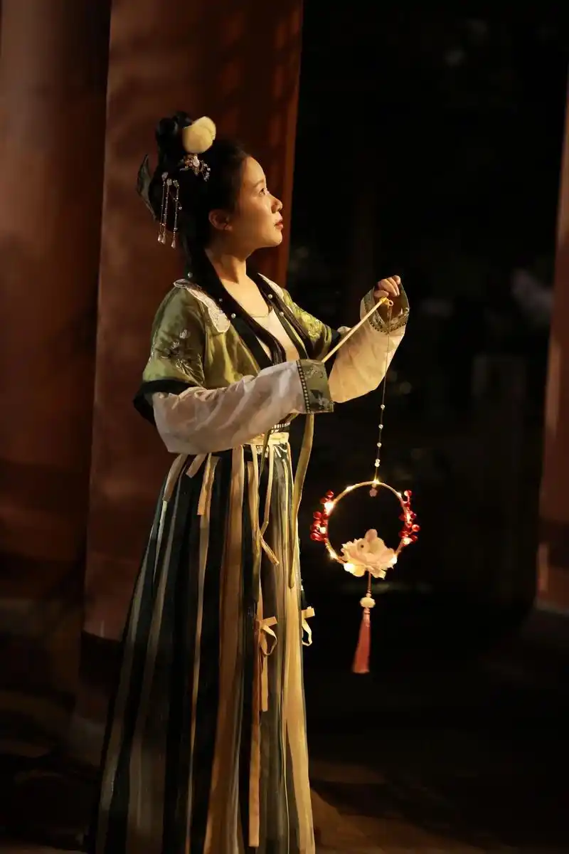 中秋城隍庙的库存～#汉服 #传统服饰 #汉服摄影摄影: @ - 抖音