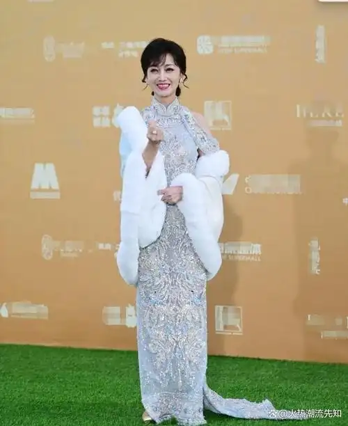 看了70岁赵雅芝的生图近照,才知道中老年人不扮嫩也可以很优雅