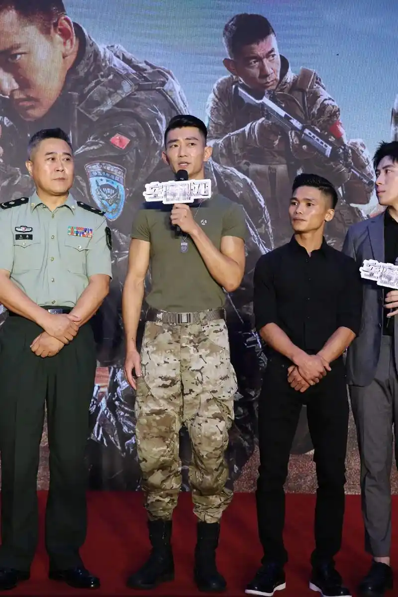 有幸与王韬老师合影.#正派#硬汉#《我是特种兵之利刃出鞘》苗 - 抖音