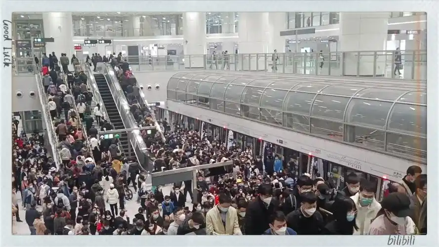 2023年1月3日晚高峰的深圳地铁11号线岗厦北站